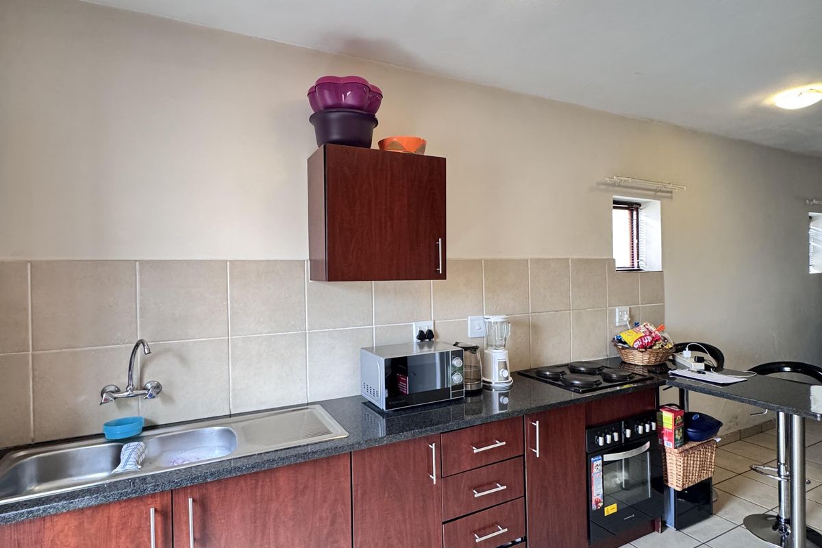 Modern 2-Bedroom Flat in Secure Gated Complex – Move-In Ready! - Photo 2