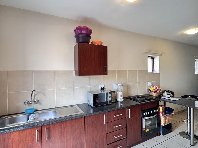 Modern 2-Bedroom Flat in Secure Gated Complex – Move-In Ready! - Photo 2