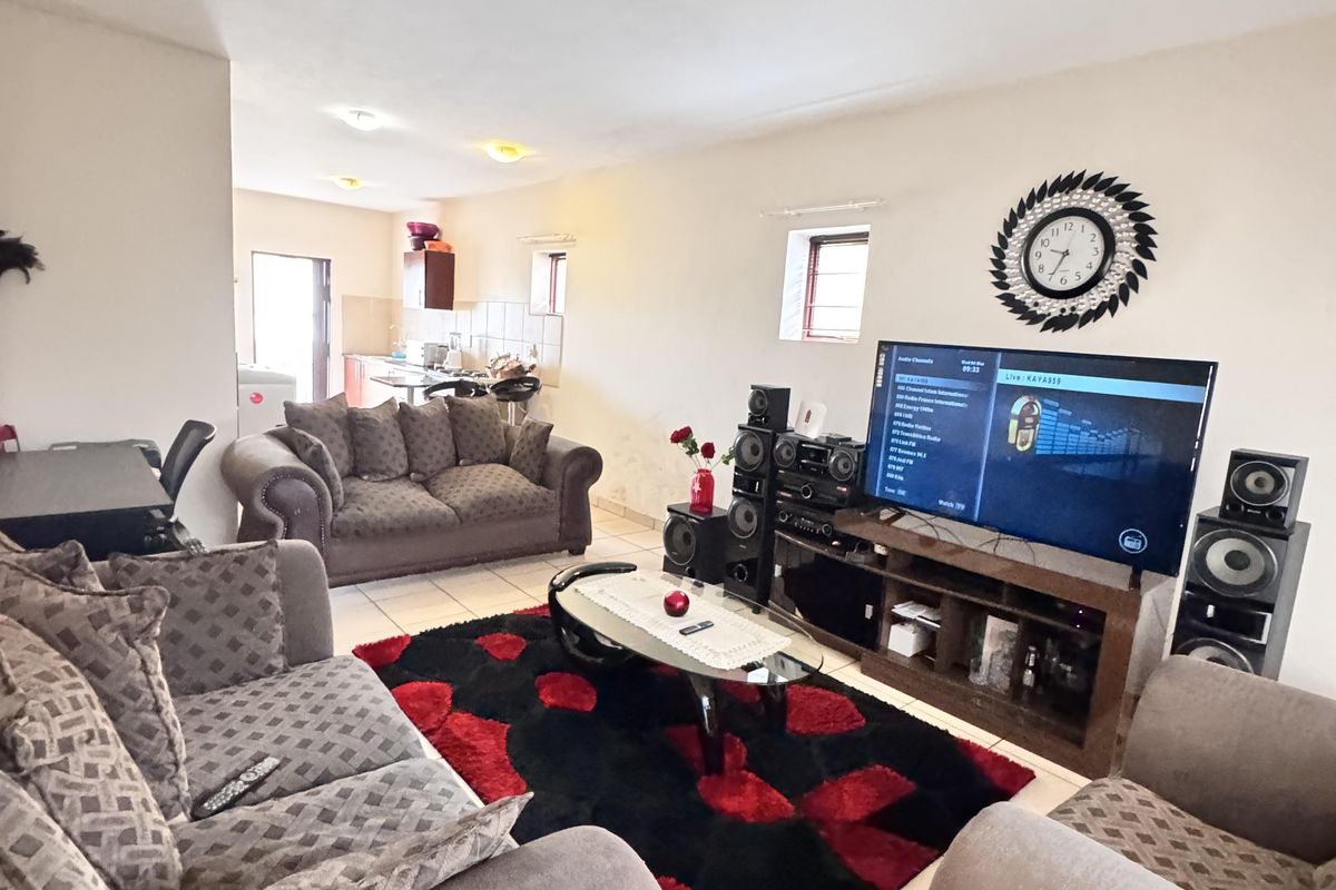 Modern 2-Bedroom Flat in Secure Gated Complex – Move-In Ready! - Photo 5