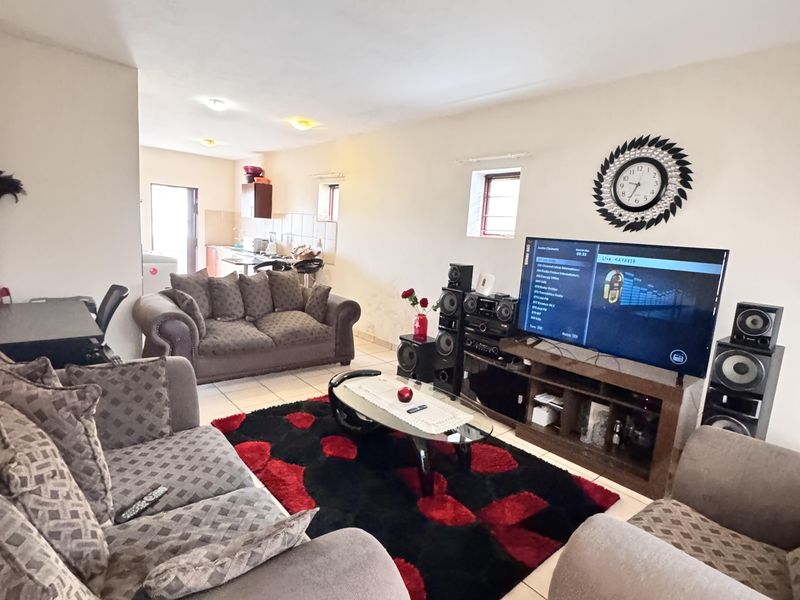 Modern 2-Bedroom Flat in Secure Gated Complex – Move-In Ready! - Photo 5