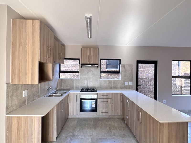 Beautiful 4 Bedroom Home for Sale in Die Heuwel West - Photo 2