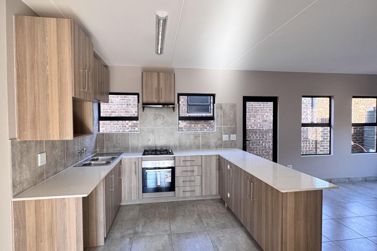 Beautiful 4 Bedroom Home for Sale in Die Heuwel West - Photo 3