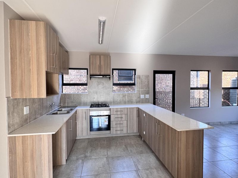 Beautiful 4 Bedroom Home for Sale in Die Heuwel West - Photo 3