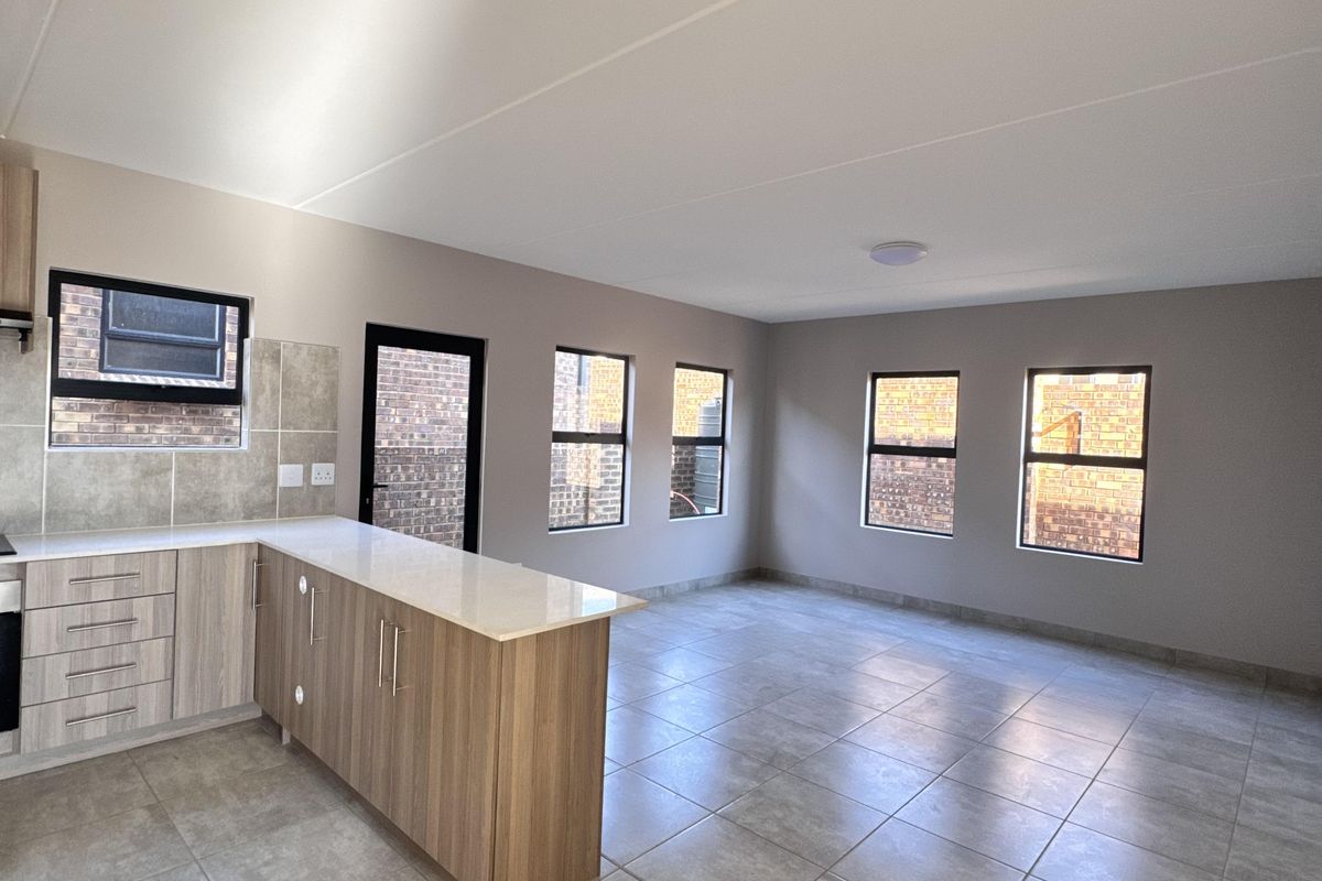 Beautiful 4 Bedroom Home for Sale in Die Heuwel West - Photo 4