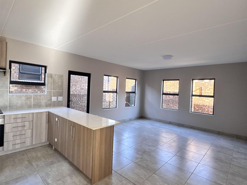 Beautiful 4 Bedroom Home for Sale in Die Heuwel West - Photo 4