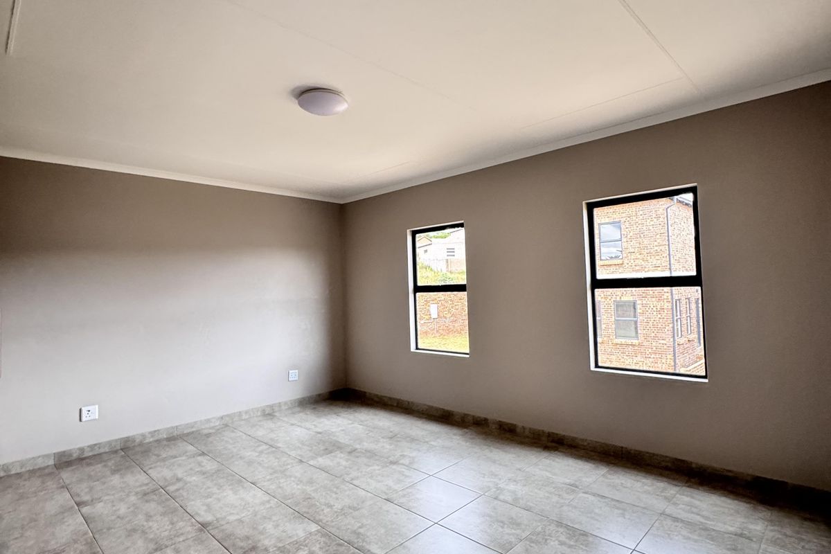 Beautiful 4 Bedroom Home for Sale in Die Heuwel West - Photo 5