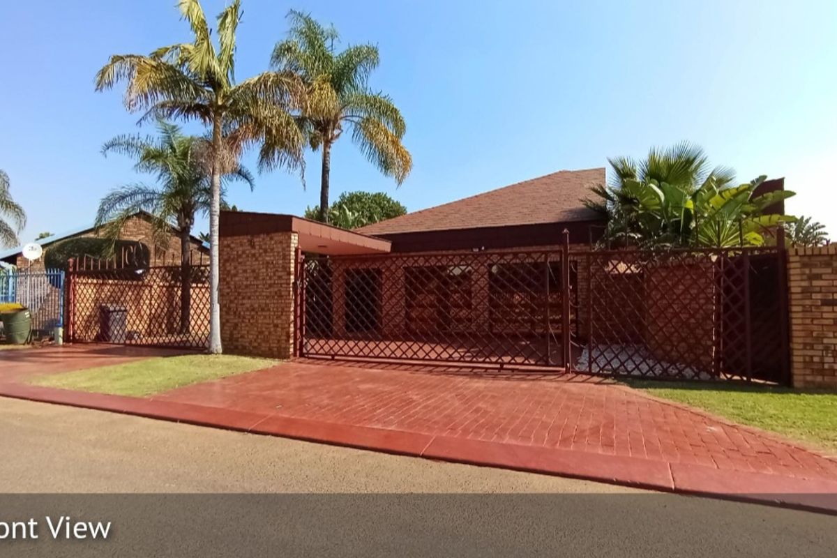 Elegant 4-Bedroom Family Home with Pool in The Orchards - Photo 2