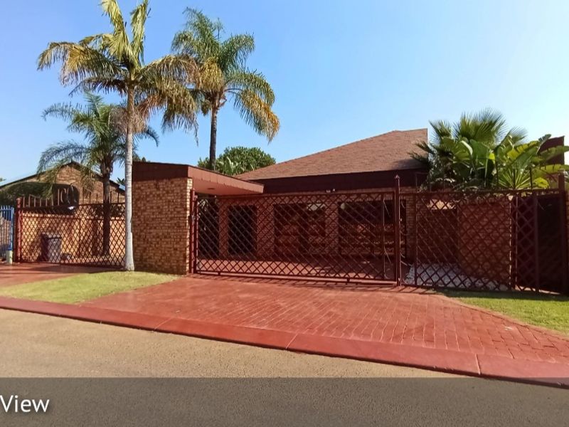 Elegant 4-Bedroom Family Home with Pool in The Orchards - Photo 2