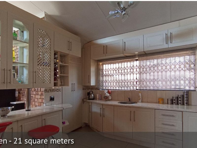 Elegant 4-Bedroom Family Home with Pool in The Orchards - Photo 10