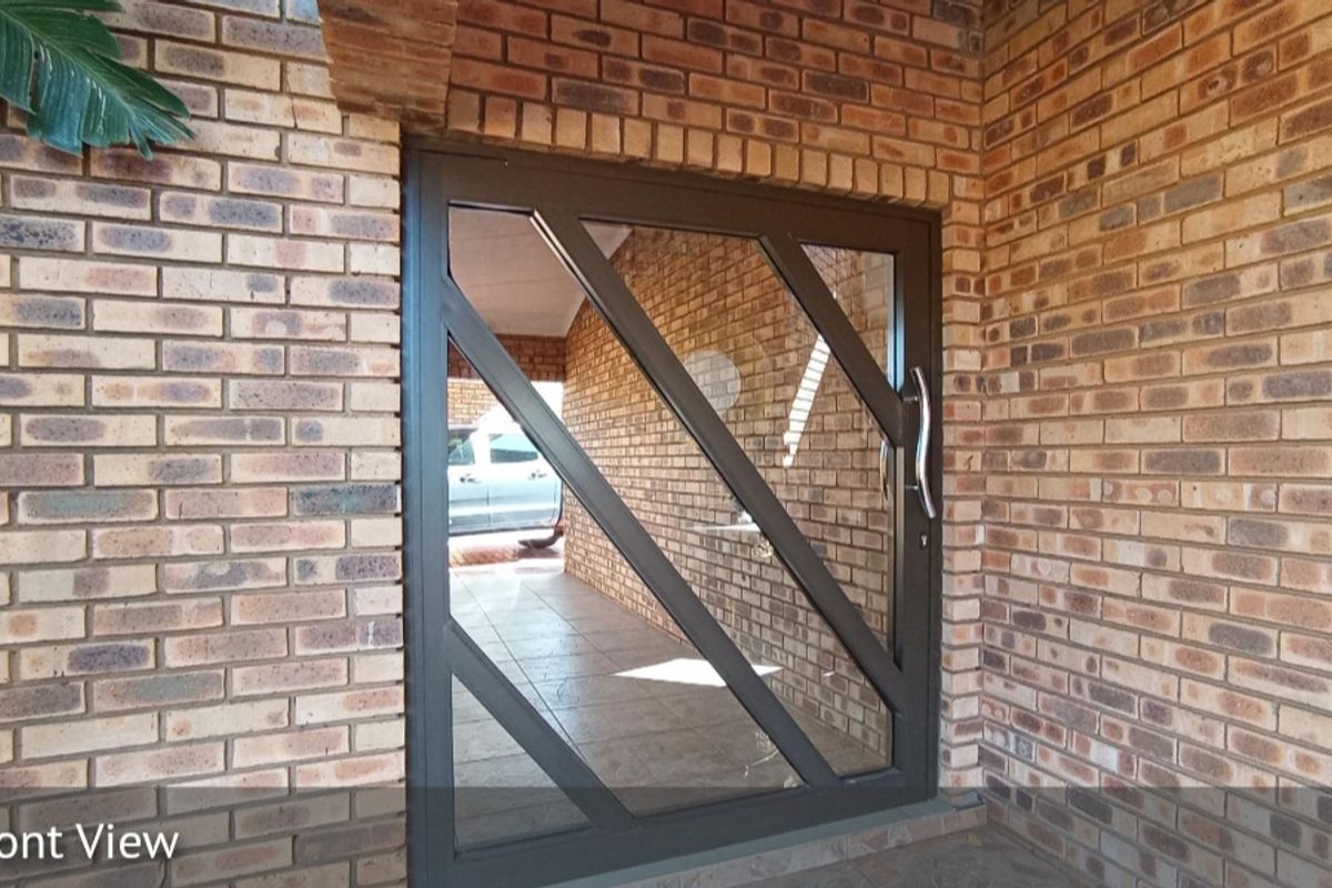 Elegant 4-Bedroom Family Home with Pool in The Orchards - Photo 4