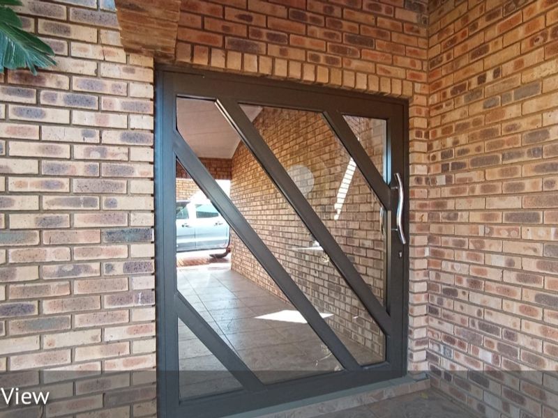 Elegant 4-Bedroom Family Home with Pool in The Orchards - Photo 4