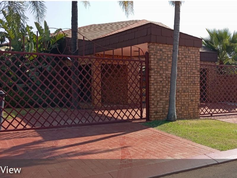 Elegant 4-Bedroom Family Home with Pool in The Orchards - Photo 3