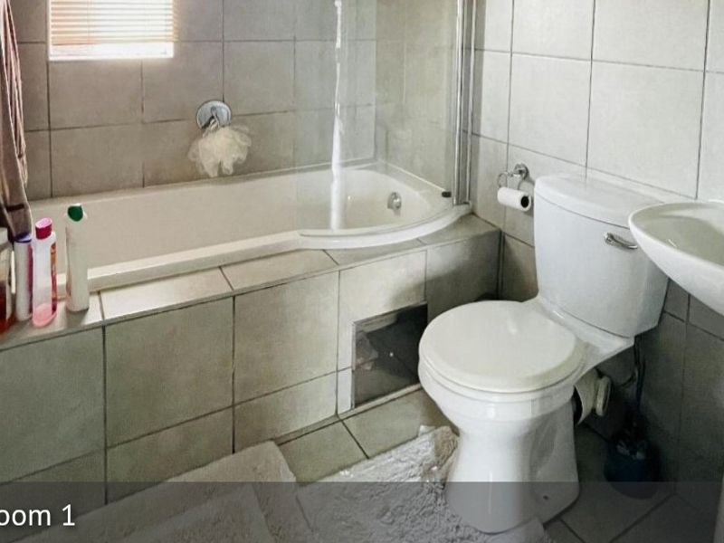 Showstopper Luxury: Modern 2-Bedroom Apartment with Scenic Balcony in Heuweloord - Photo 10