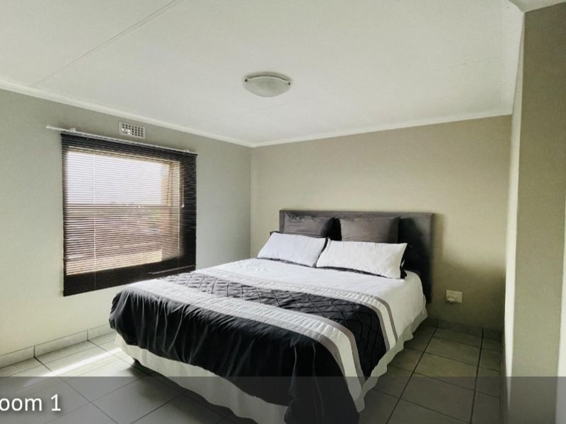 Showstopper Luxury: Modern 2-Bedroom Apartment with Scenic Balcony in Heuweloord - Photo 6