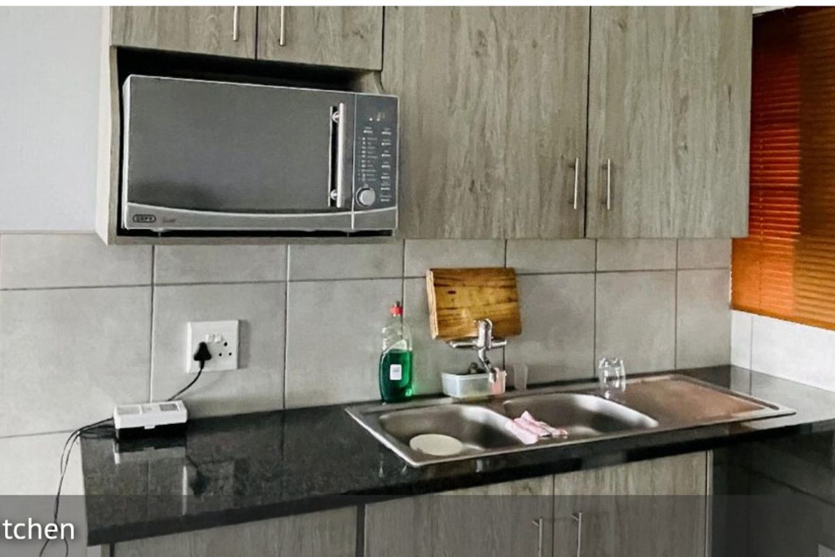 Showstopper Luxury: Modern 2-Bedroom Apartment with Scenic Balcony in Heuweloord - Photo 4