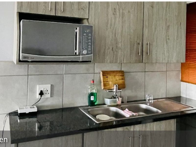 Showstopper Luxury: Modern 2-Bedroom Apartment with Scenic Balcony in Heuweloord - Photo 4