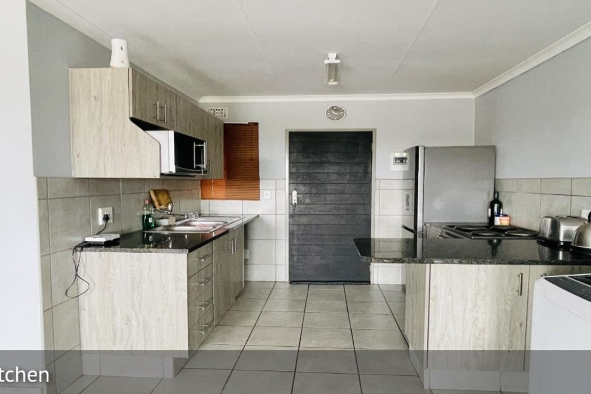 Showstopper Luxury: Modern 2-Bedroom Apartment with Scenic Balcony in Heuweloord - Photo 3