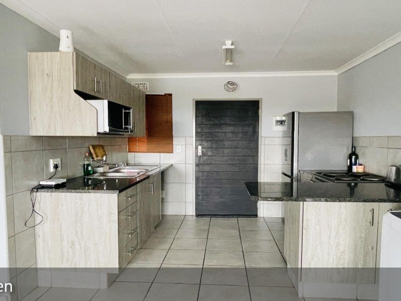 Showstopper Luxury: Modern 2-Bedroom Apartment with Scenic Balcony in Heuweloord - Photo 3