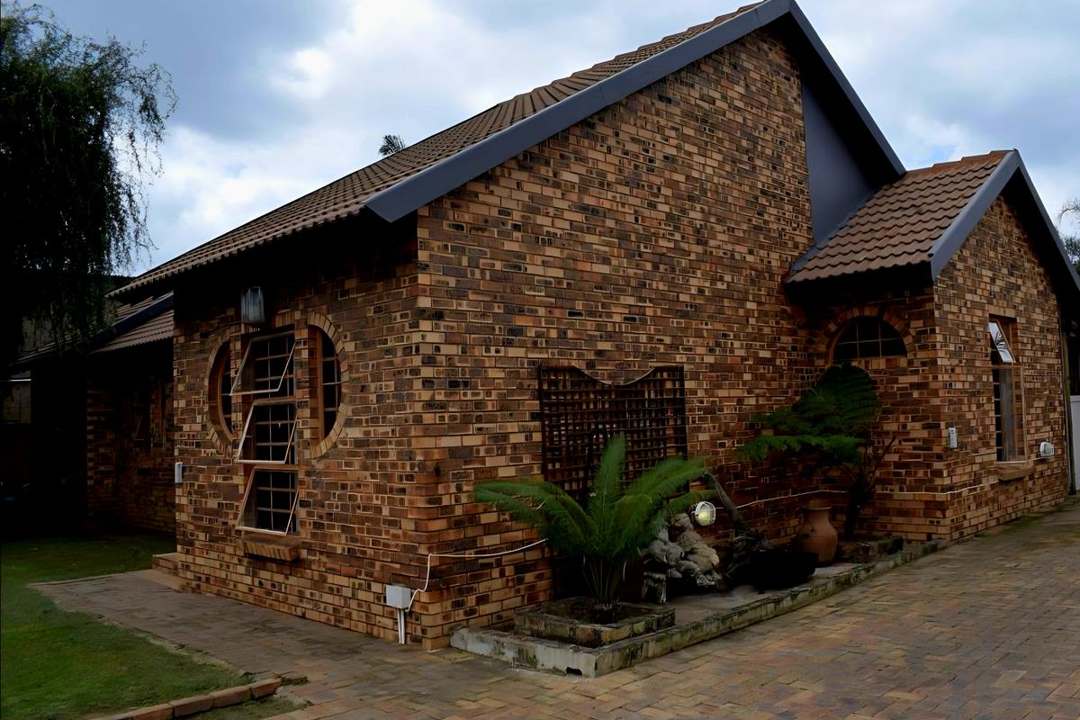 Spacious Family Home Offering Comfort and Character - Photo 4