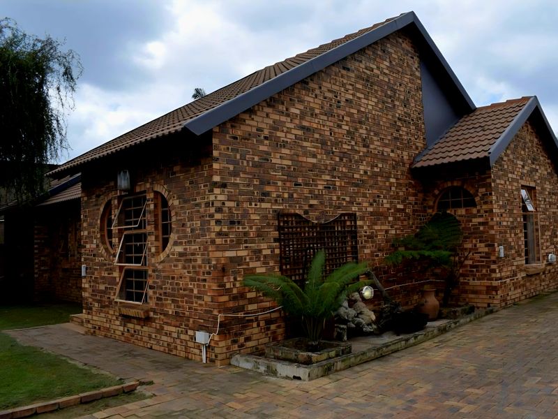 Spacious Family Home Offering Comfort and Character - Photo 4