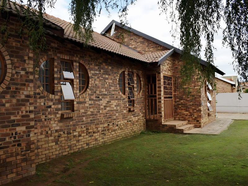 Spacious Family Home Offering Comfort and Character - Photo 5