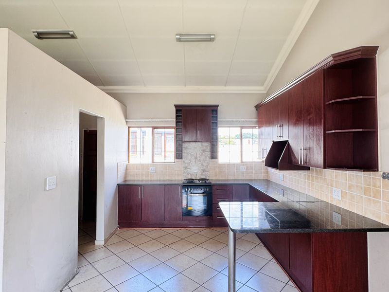 Modern 3-Bedroom Townhouse in Highveld Park - Photo 3