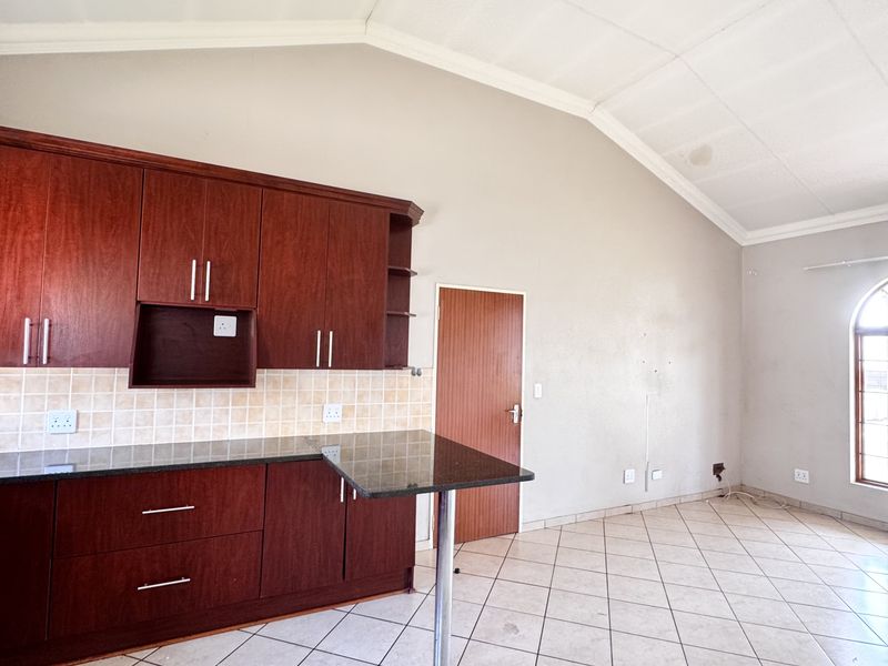 Modern 3-Bedroom Townhouse in Highveld Park - Photo 7