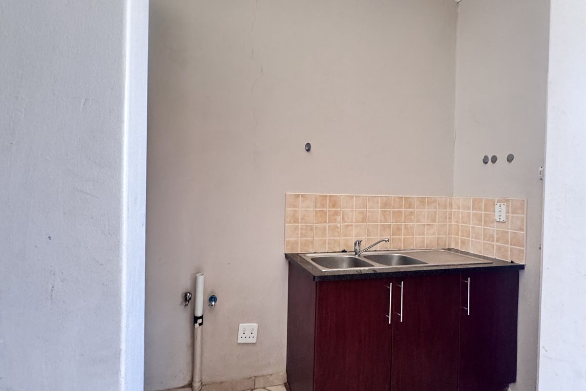 Modern 3-Bedroom Townhouse in Highveld Park - Photo 4