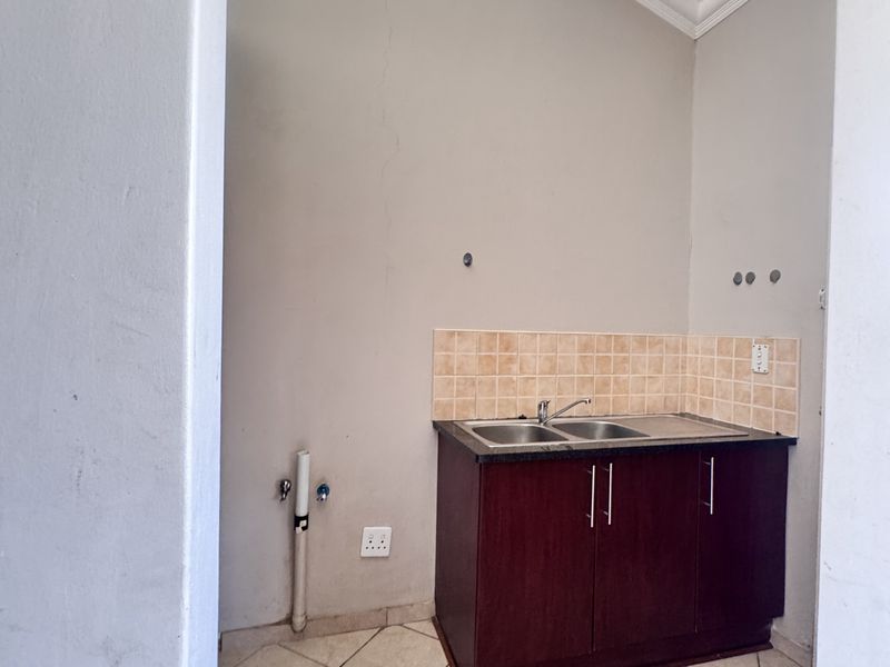 Modern 3-Bedroom Townhouse in Highveld Park - Photo 4
