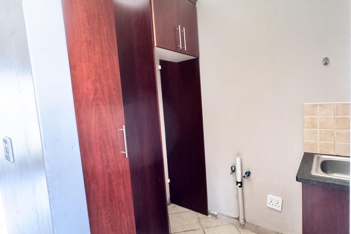 Modern 3-Bedroom Townhouse in Highveld Park - Photo 5