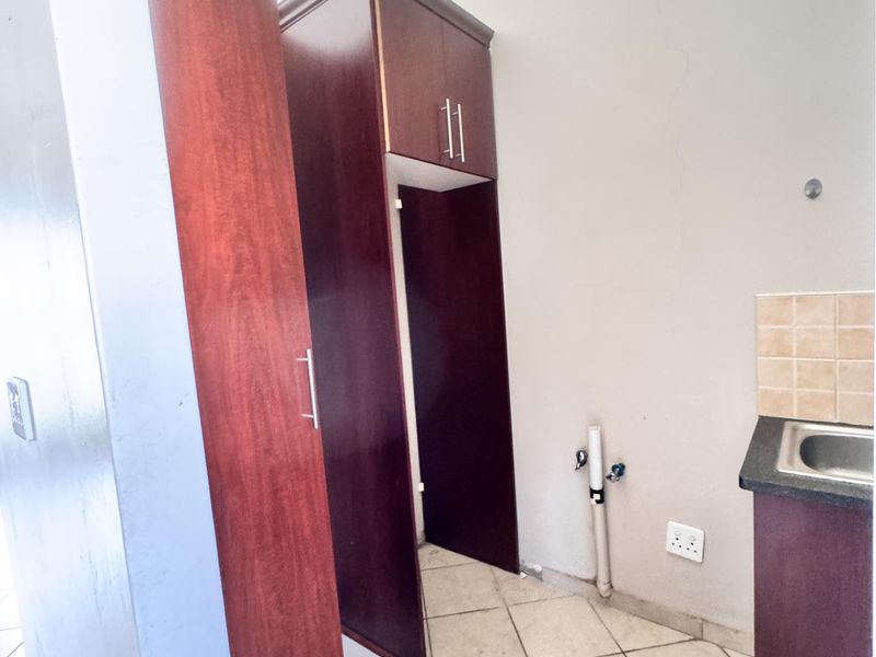 Modern 3-Bedroom Townhouse in Highveld Park - Photo 5