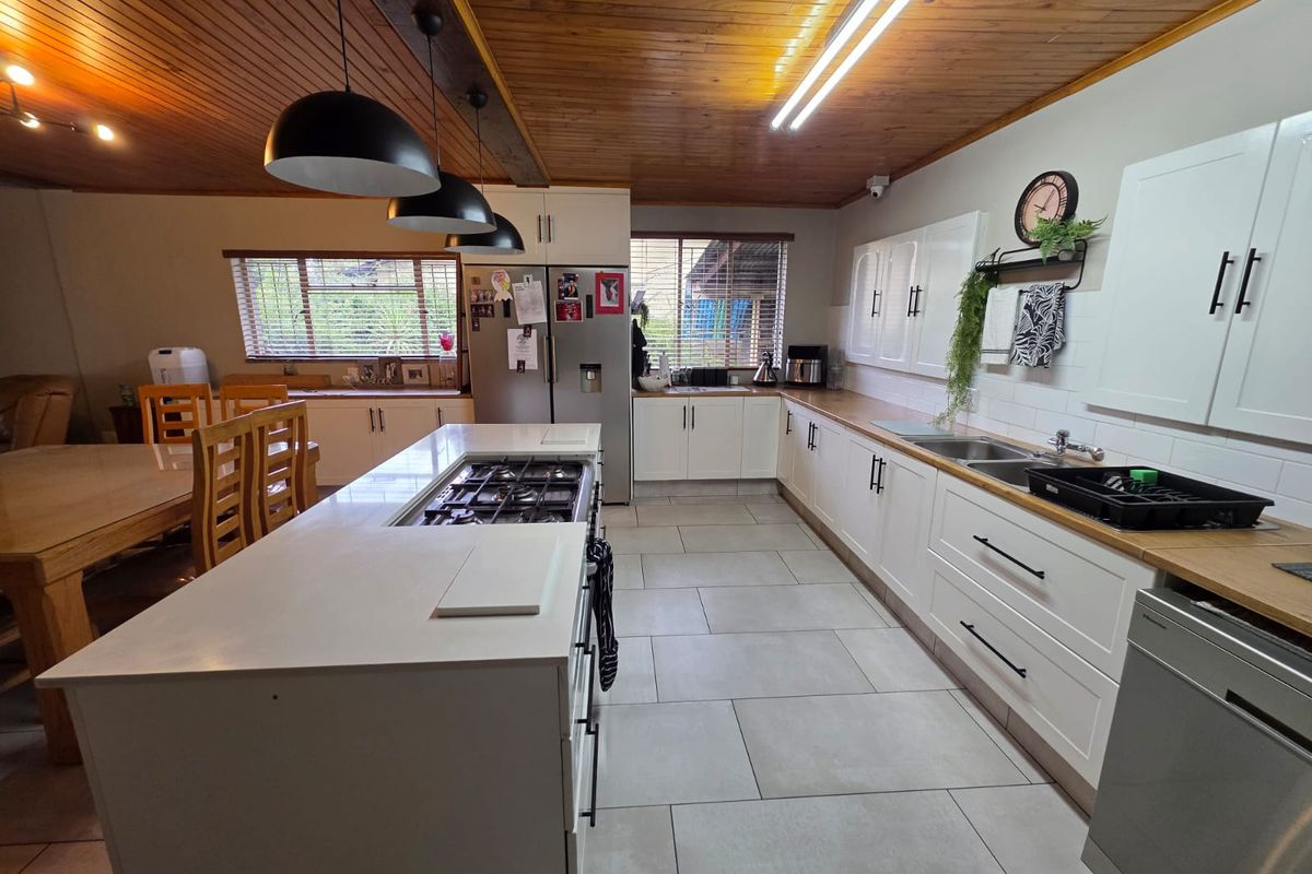 BEAUTIFUL & SPACIOUS FAMILY HOME FOR SALE IN Sasolburg - Photo 4