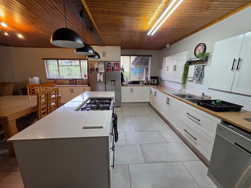 BEAUTIFUL & SPACIOUS FAMILY HOME FOR SALE IN Sasolburg - Photo 4
