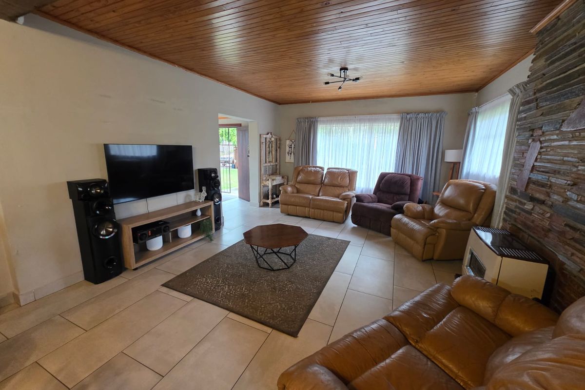 BEAUTIFUL & SPACIOUS FAMILY HOME FOR SALE IN Sasolburg - Photo 2