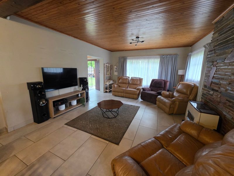 BEAUTIFUL & SPACIOUS FAMILY HOME FOR SALE IN Sasolburg - Photo 2