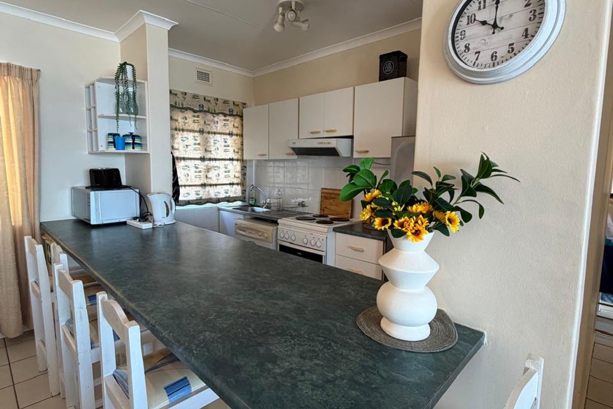 Coastal Elegance : Your 3-Bedroom Ocean Front Escape - Photo 5