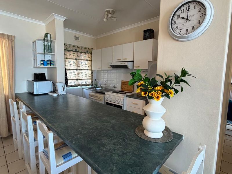 Coastal Elegance : Your 3-Bedroom Ocean Front Escape - Photo 5