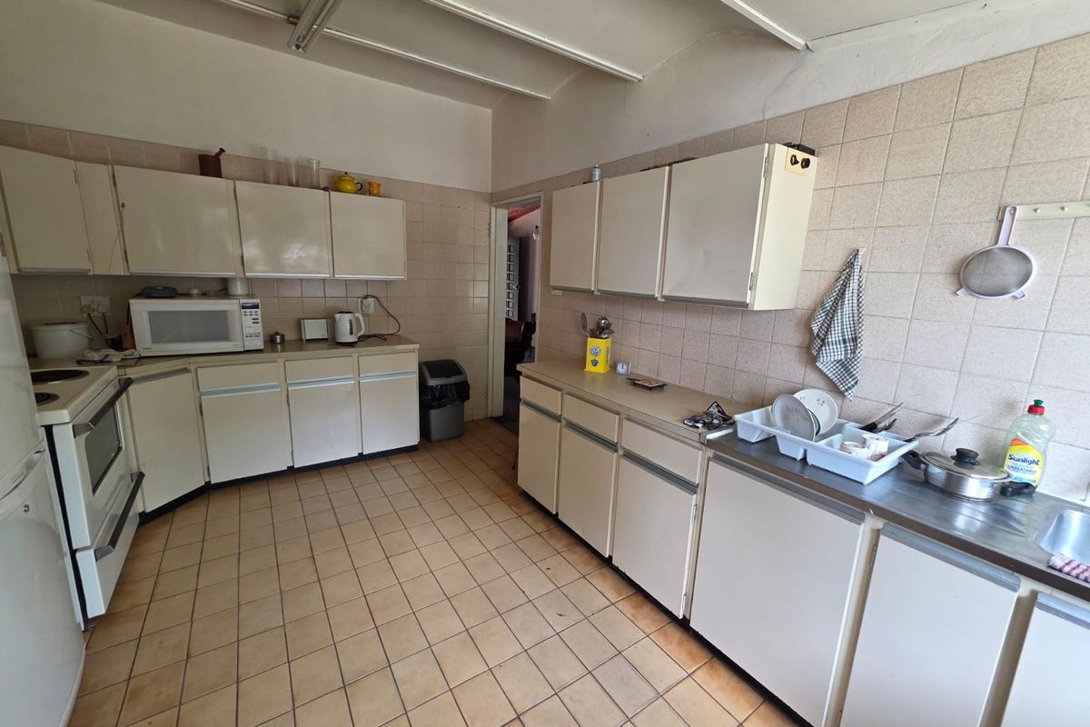 This cosy and very neat home in Sasolburg is perfectly located close to schools - Photo 2