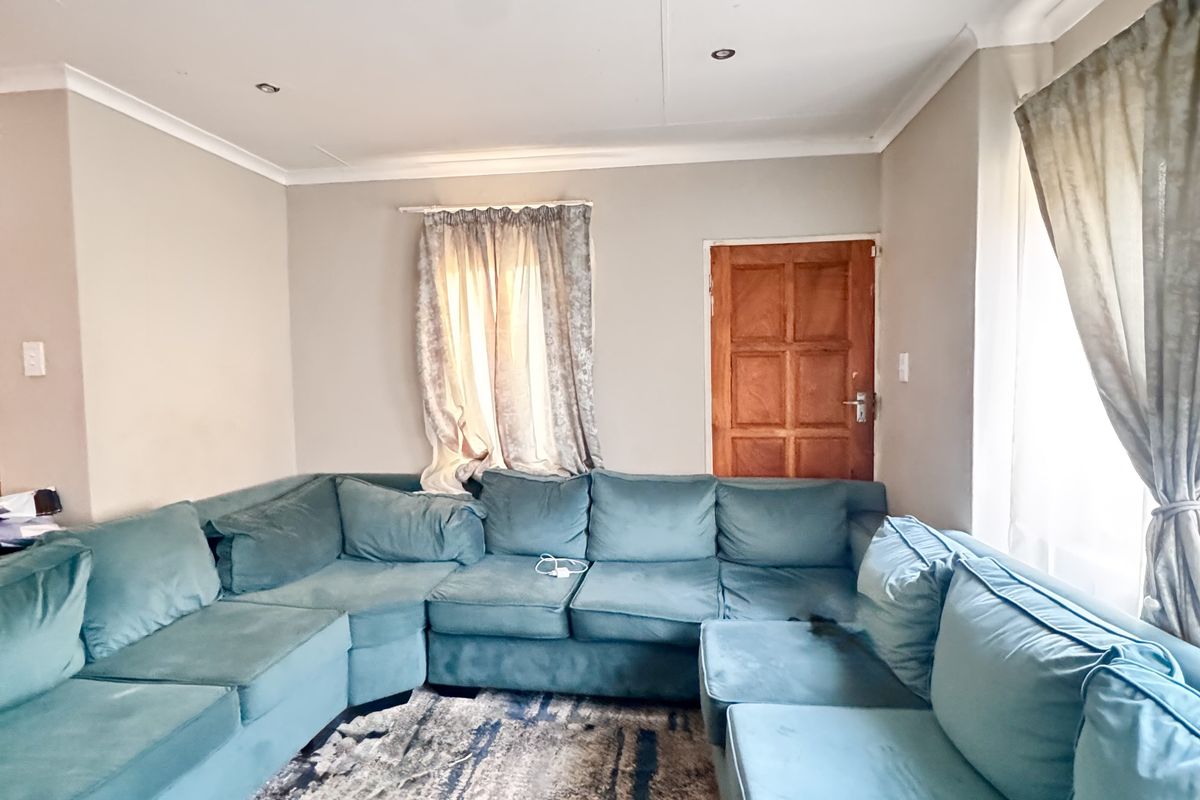 Modern 3-Bedroom Townhouse for Sale in Highveld Park - Photo 5
