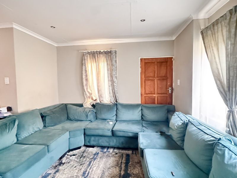 Modern 3-Bedroom Townhouse for Sale in Highveld Park - Photo 5