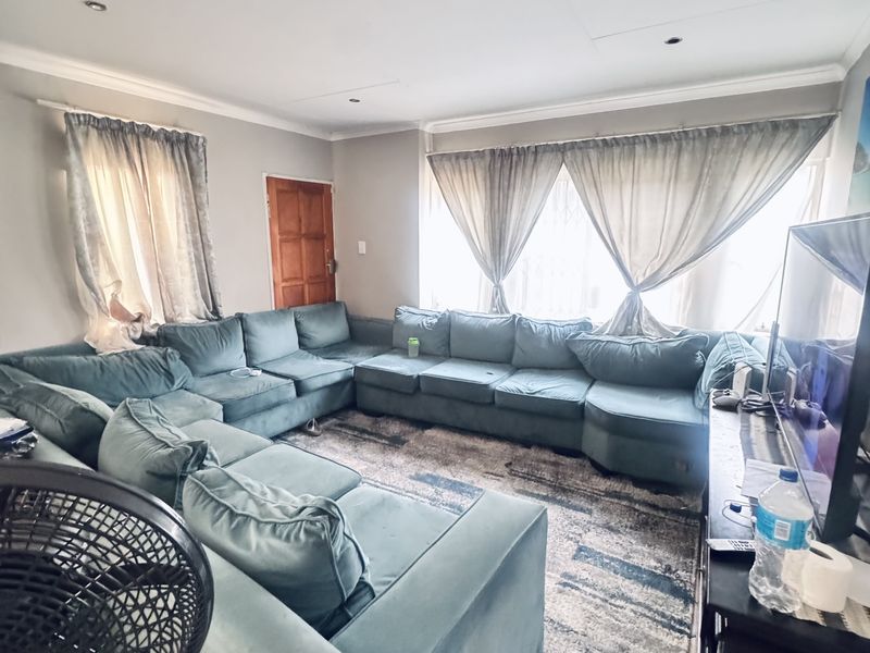 Modern 3-Bedroom Townhouse for Sale in Highveld Park - Photo 8