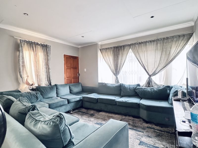 Modern 3-Bedroom Townhouse for Sale in Highveld Park - Photo 7