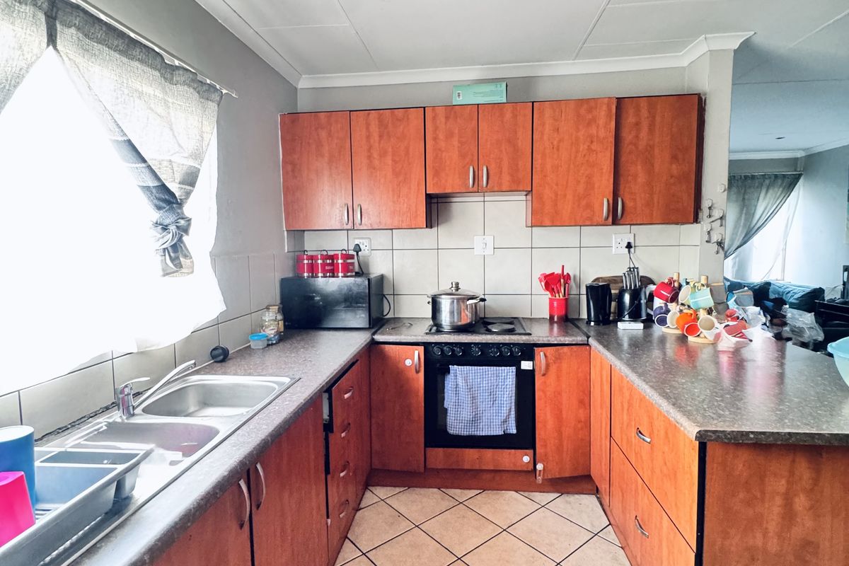 Modern 3-Bedroom Townhouse for Sale in Highveld Park - Photo 2