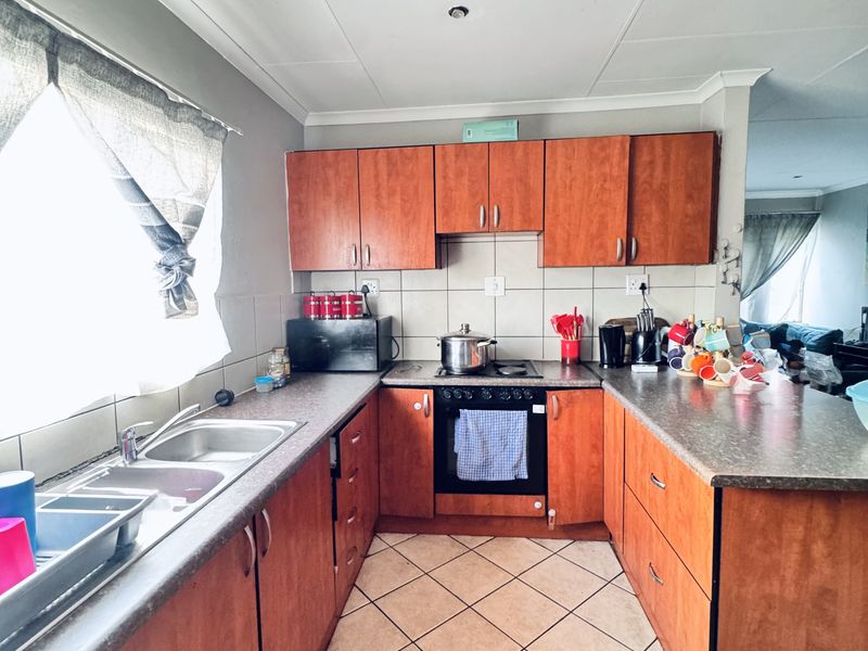 Modern 3-Bedroom Townhouse for Sale in Highveld Park - Photo 2