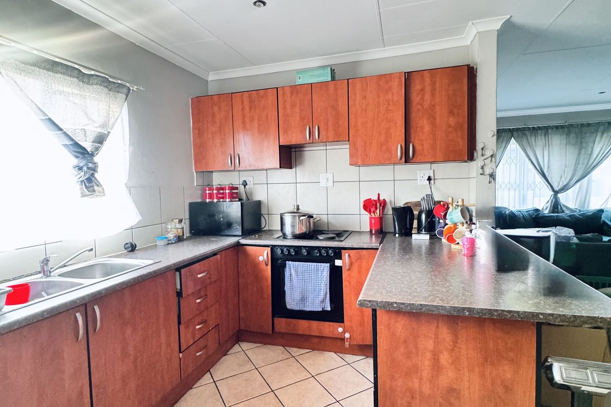 Modern 3-Bedroom Townhouse for Sale in Highveld Park - Photo 4
