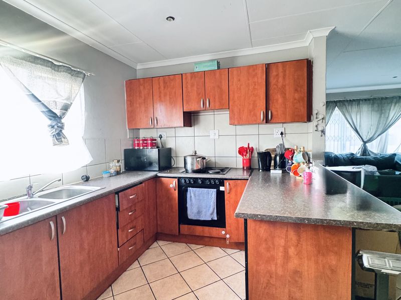 Modern 3-Bedroom Townhouse for Sale in Highveld Park - Photo 4