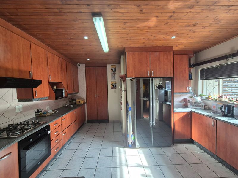 !MASSIVE PROPERTY FOR SALE! - Photo 9