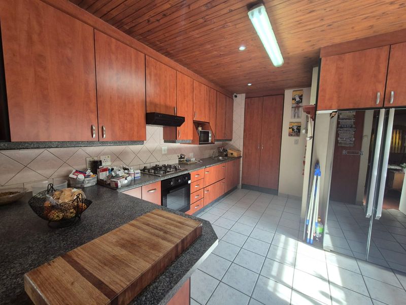 !MASSIVE PROPERTY FOR SALE! - Photo 2