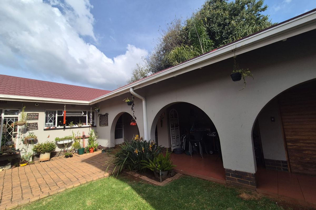 !MASSIVE PROPERTY FOR SALE! - Photo 3