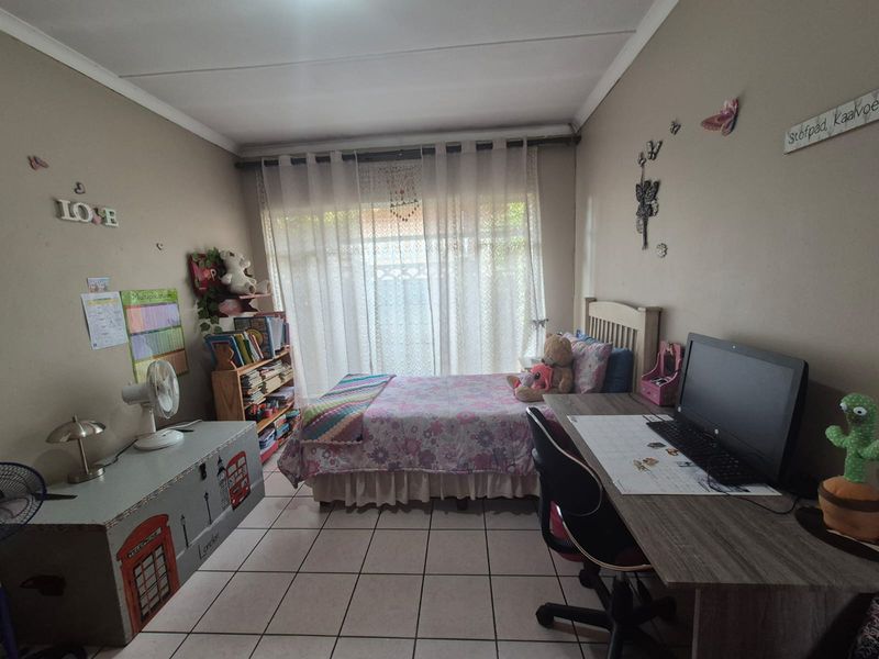 !MASSIVE PROPERTY FOR SALE! - Photo 4